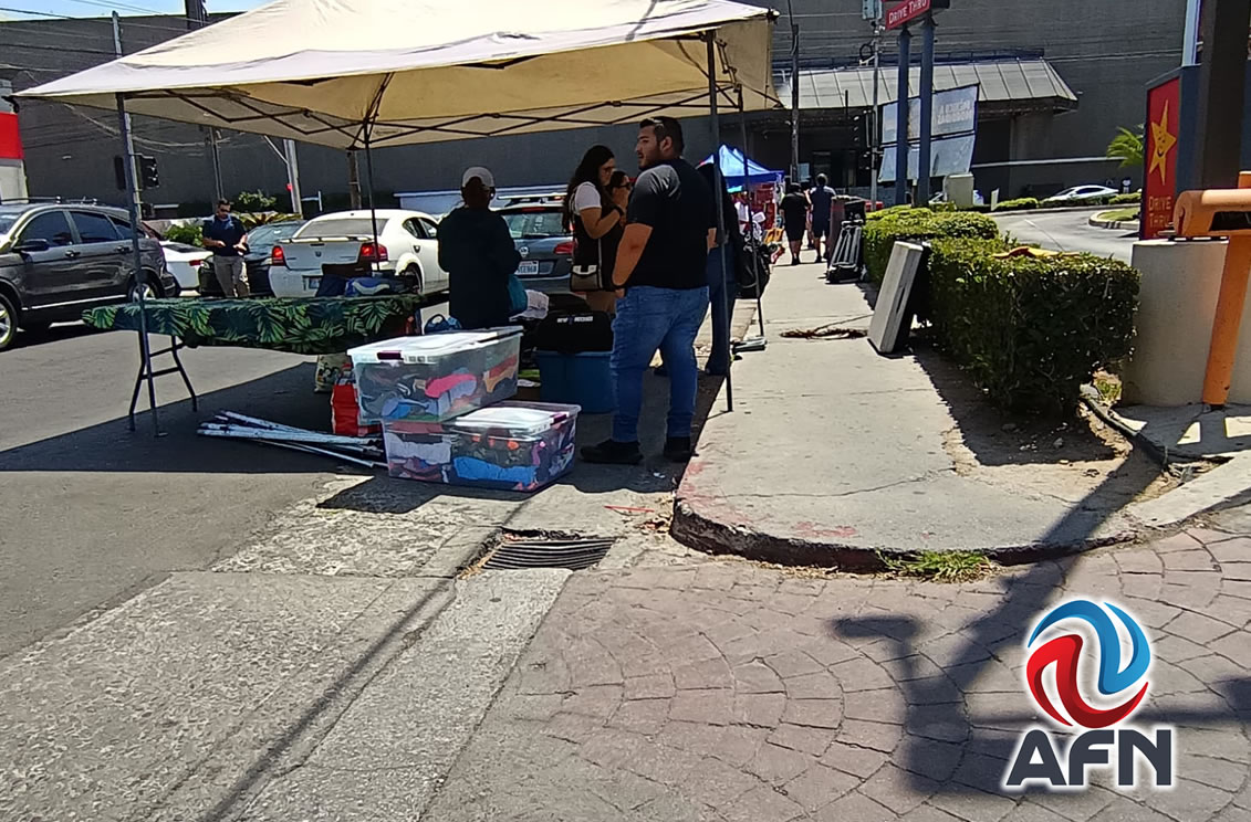 Se instalan ambulantes frente a Las Torres; los retiran