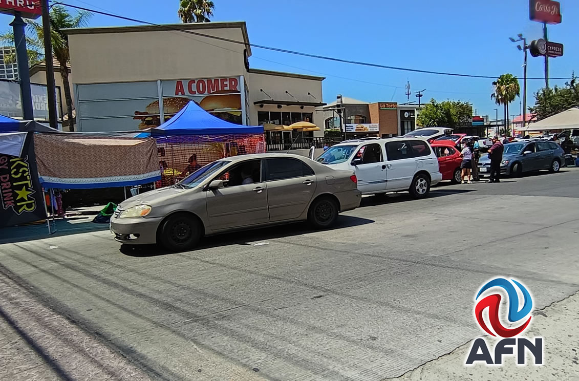 Se instalan ambulantes frente a Las Torres; los retiran
