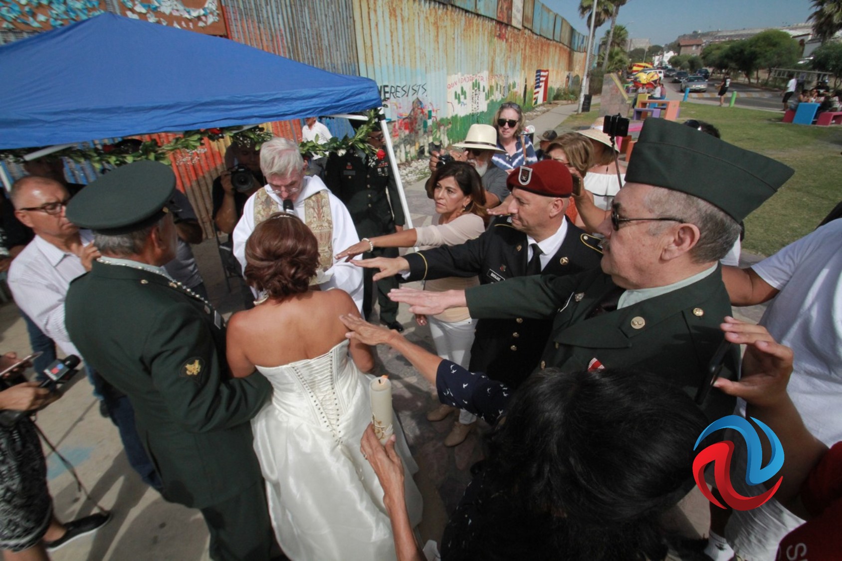 Veterano de Vietnam se casa frente al Muro 