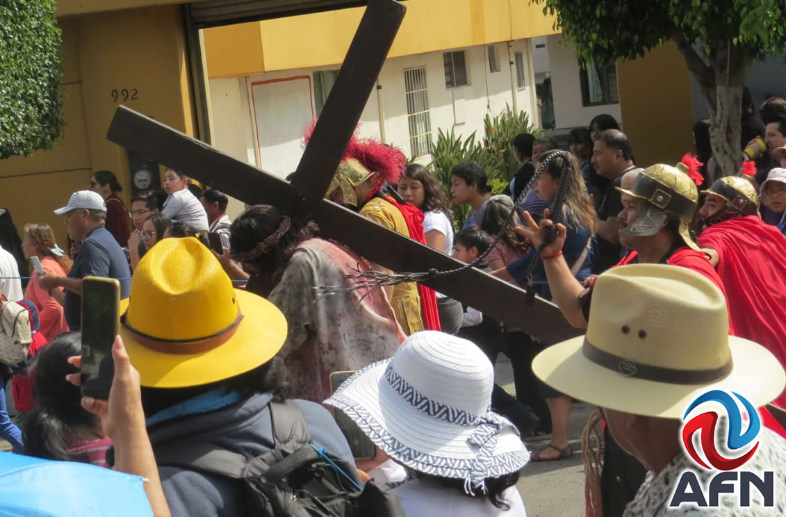 Realizan el tradicional Viacrucis viviente en la zona Centro