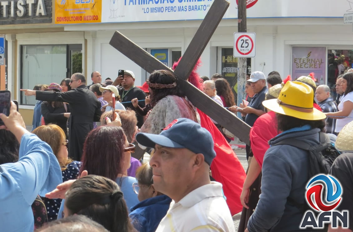 Realizan el tradicional Viacrucis viviente en la zona Centro