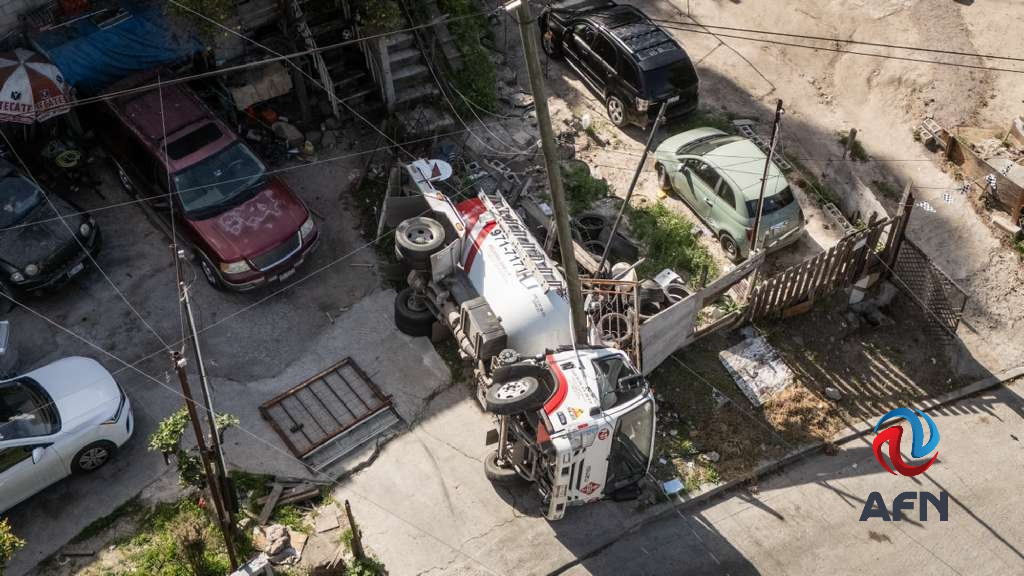 Pipa de gas volcó sobre el patio de una vivienda en Camino Verde
