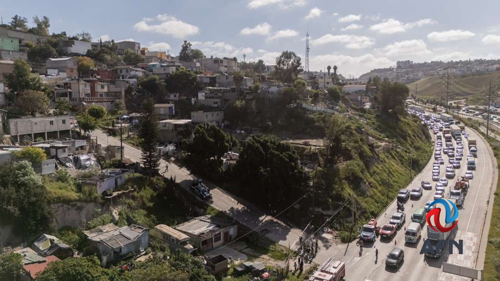 Pipa de gas volcó sobre el patio de una vivienda en Camino Verde