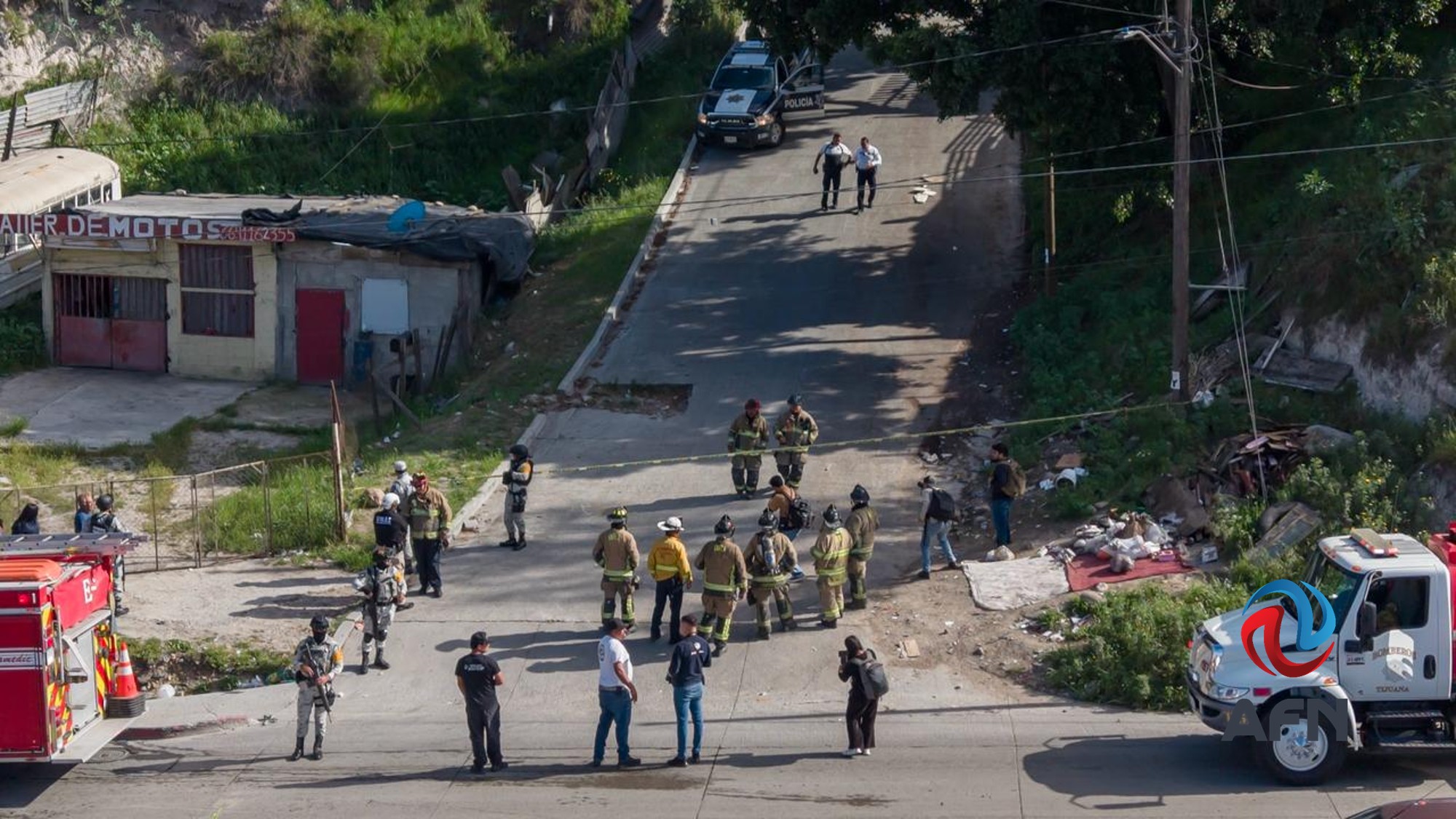 Pipa de gas volcó sobre el patio de una vivienda en Camino Verde
