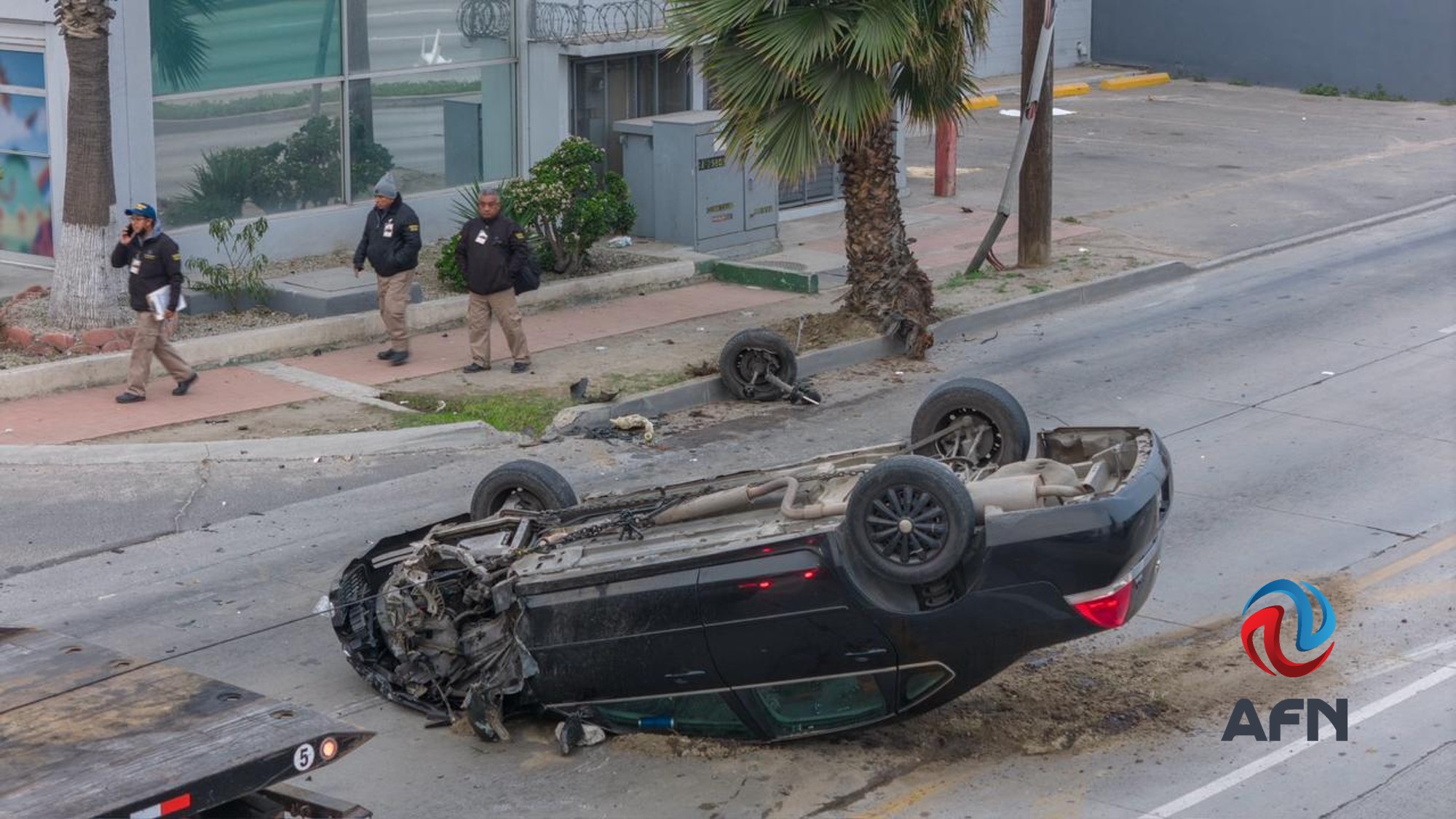 Conductor volcó su vehículo en la vía rápida y se marchó