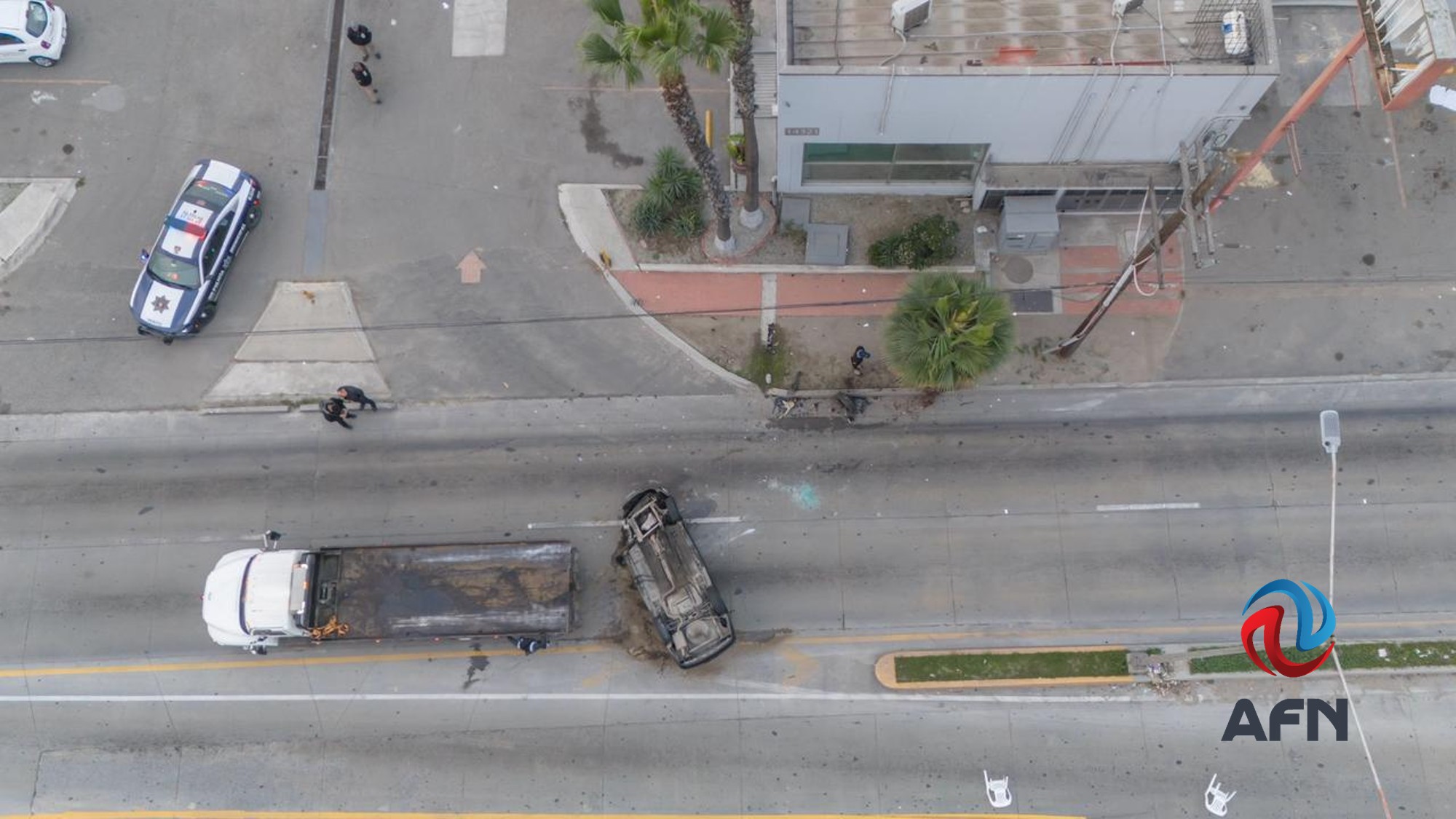 Conductor volcó su vehículo en la vía rápida y se marchó