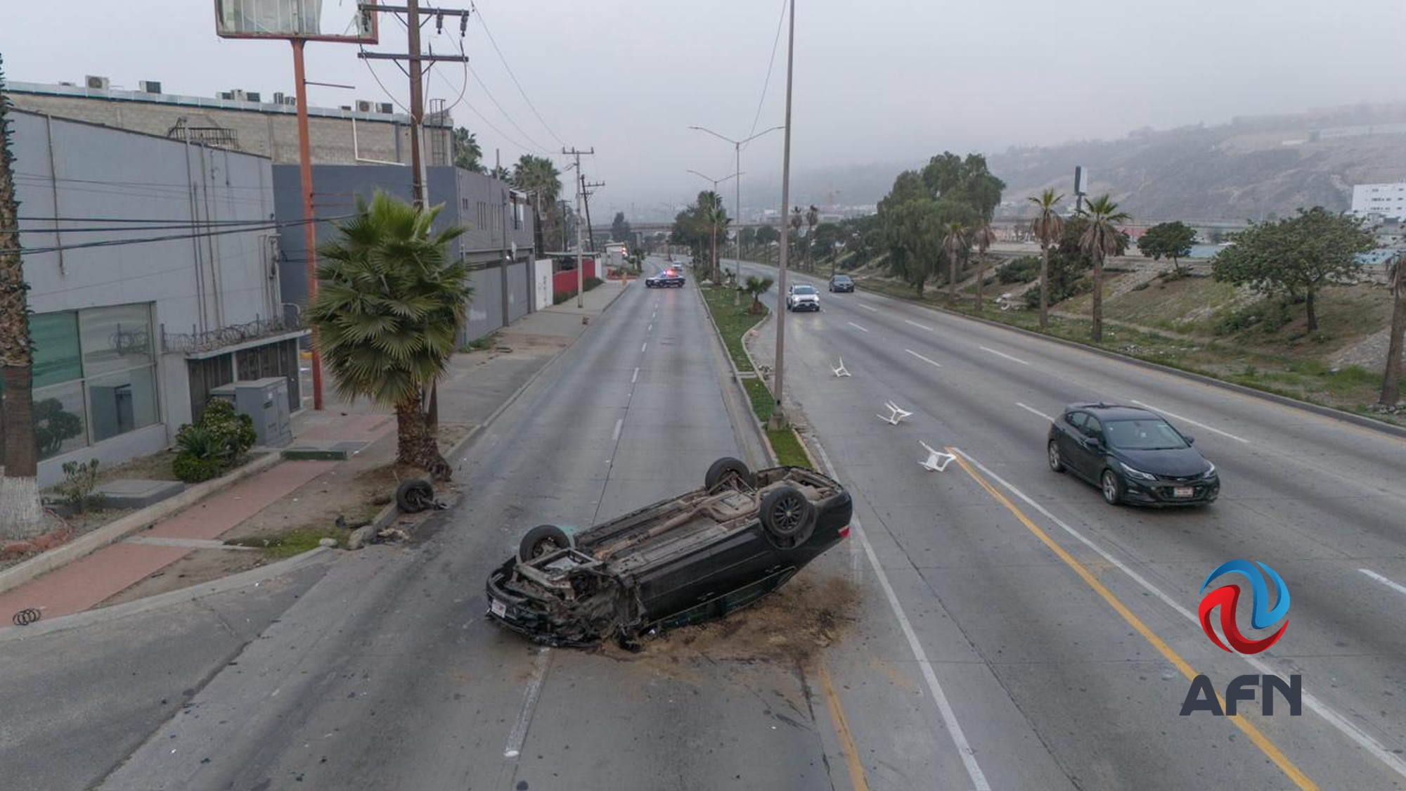 Conductor volcó su vehículo en la vía rápida y se marchó