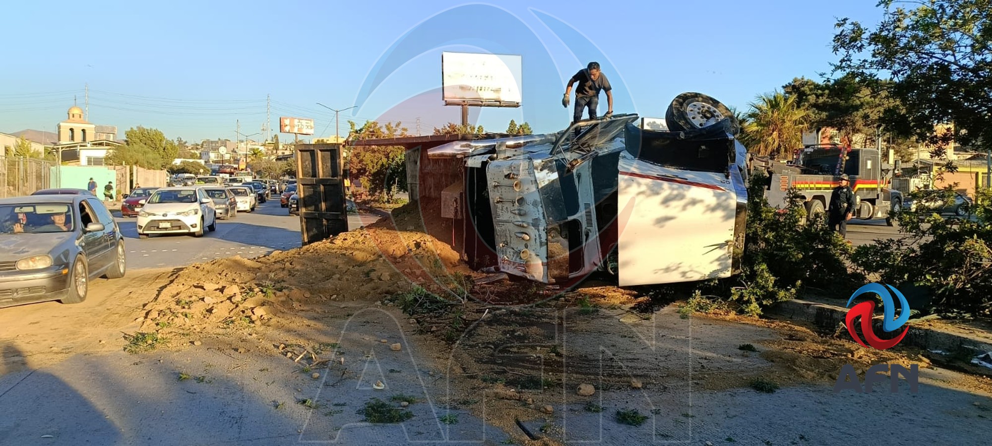 Volcadura de tracto-camión provoca caos vial en el bulevar Casa Blanca