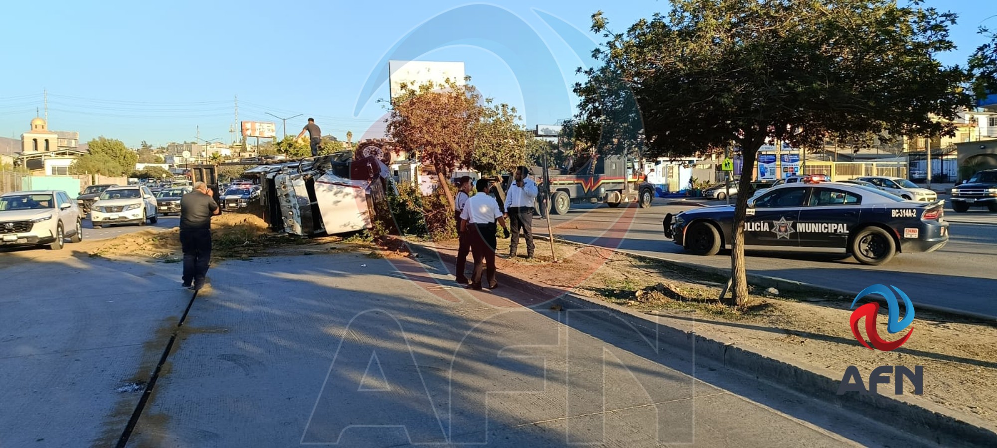 Volcadura de tracto-camión provoca caos vial en el bulevar Casa Blanca