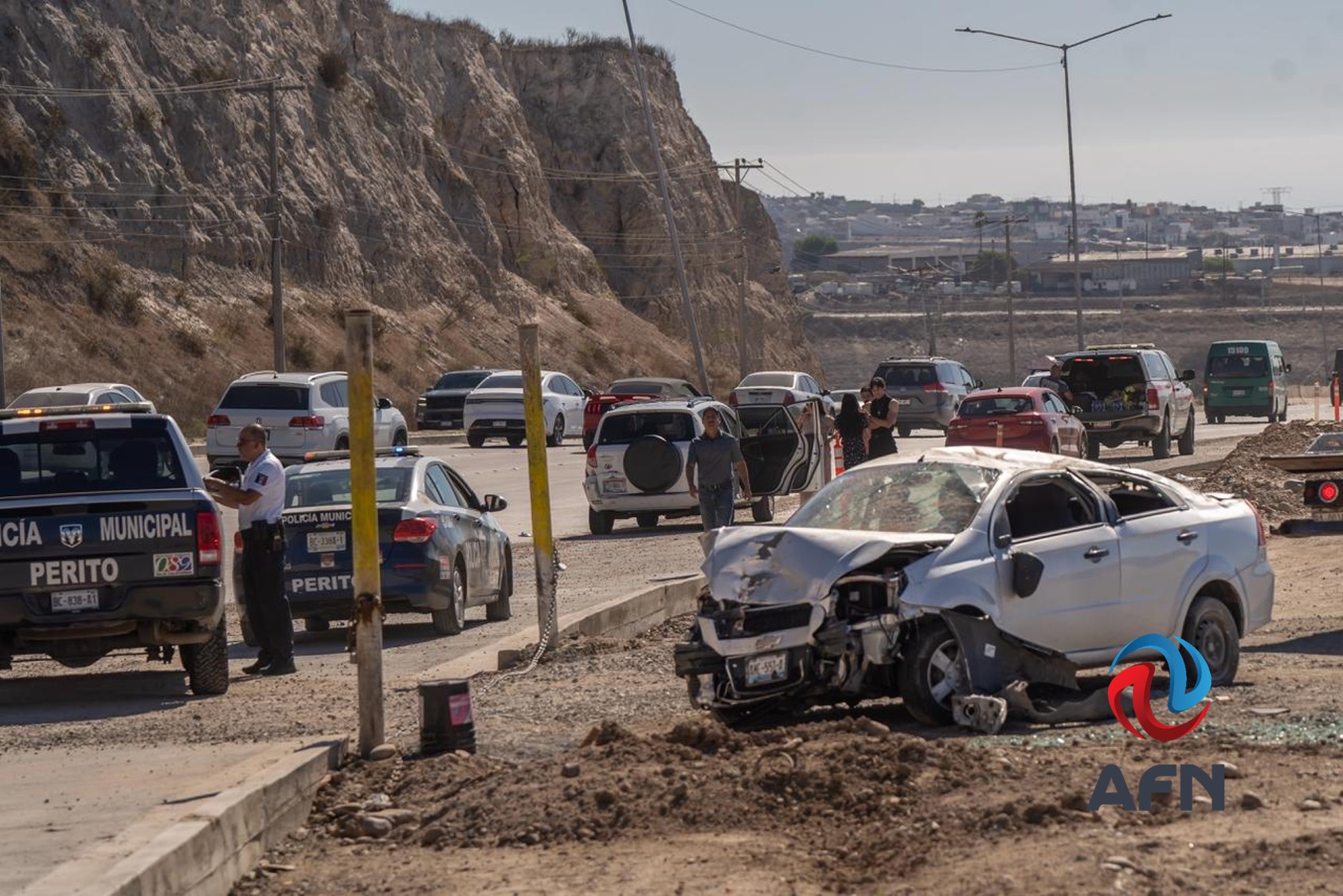 Volcó auto al chocar contra otro vehículo en la carretera libre a Rosarito