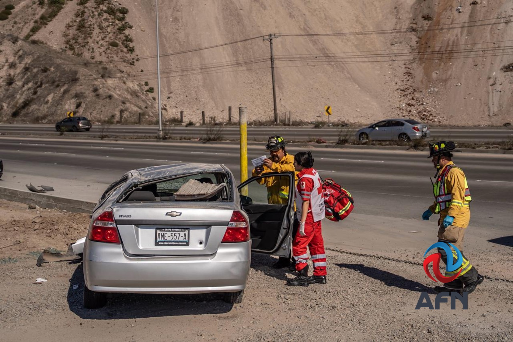 Volcó auto al chocar contra otro vehículo en la carretera libre a Rosarito