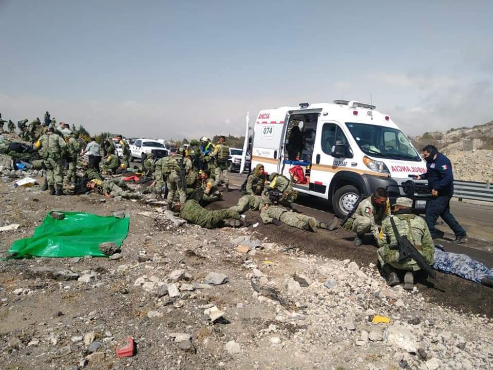 Vuelca unidad de la SEDENA y deja 20 lesionados y dos muertos, en Puebla