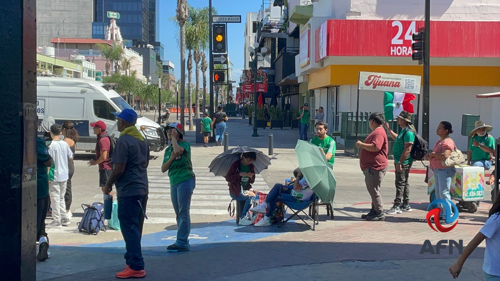 Tijuana se pinta de camisetas verdes, previo al encuentro de la Selección