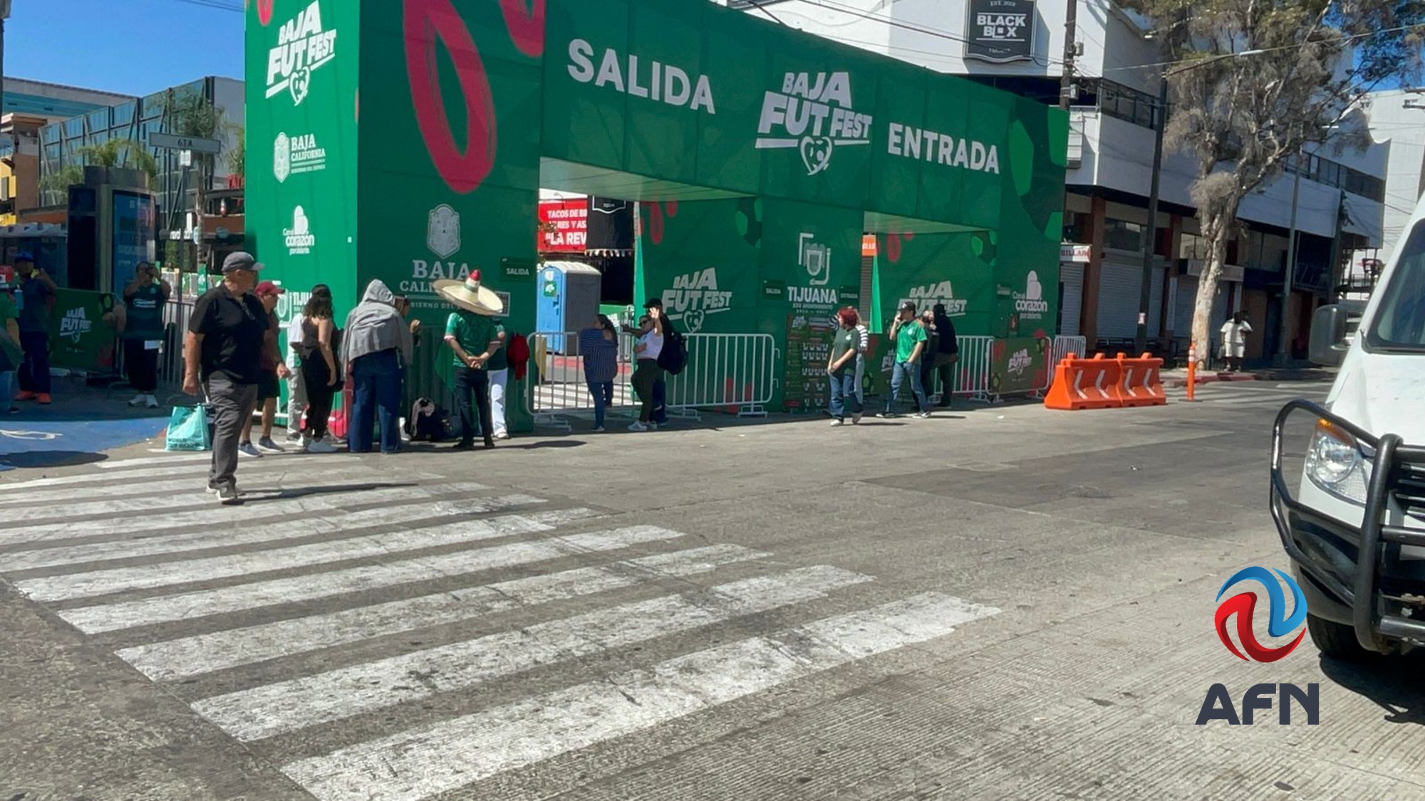 Tijuana se pinta de camisetas verdes, previo al encuentro de la Selección
