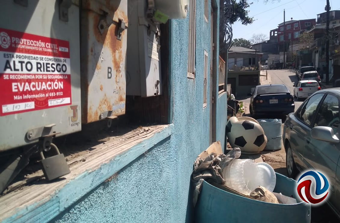 Advierten riesgo de derrumbe en otras cien casas