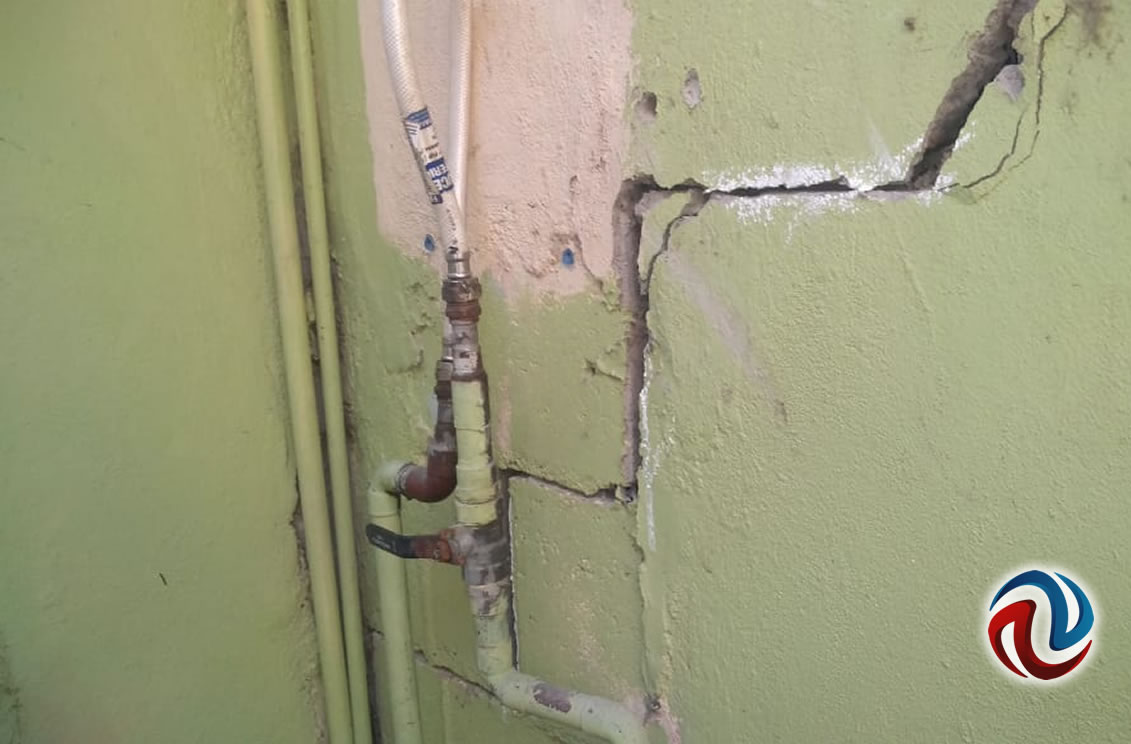 Advierten riesgo de derrumbe en otras cien casas