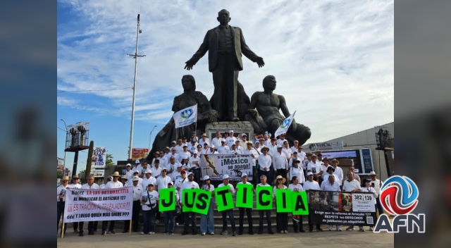 Protestan jubilados en aniversario 89 de la CFE