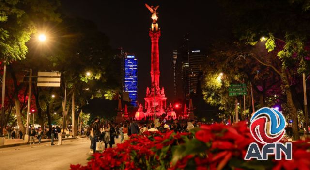 Instalan en el Zócalo de la CDMX las Luces de Invierno 2025-2026