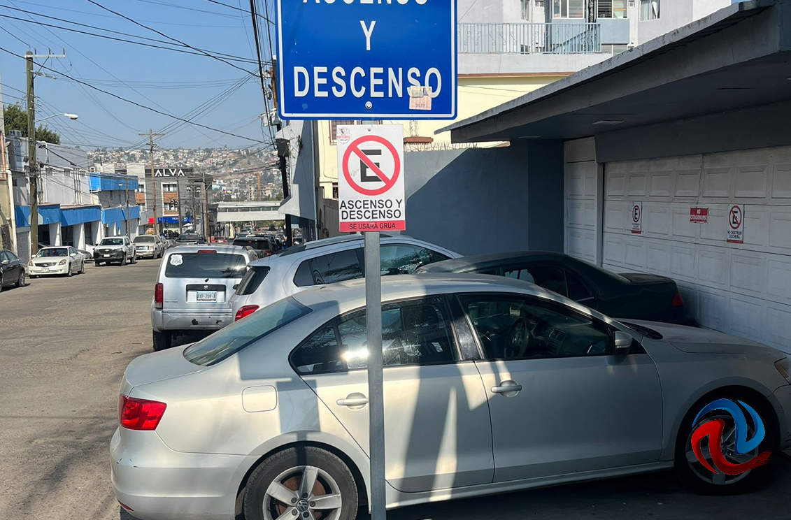 Denuncian al Instituto Montesquieu por obstrucción de banquetas