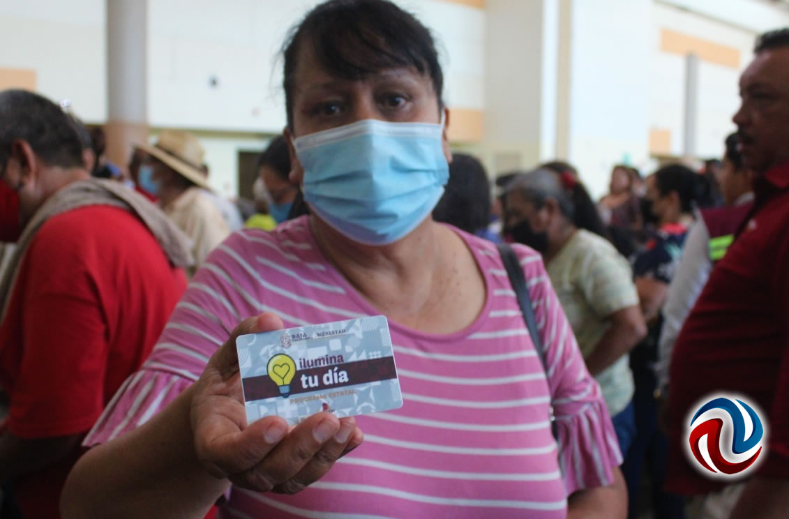 Dan a familias de Mexicali y San Felipe tarjeta de apoyo al pago de luz