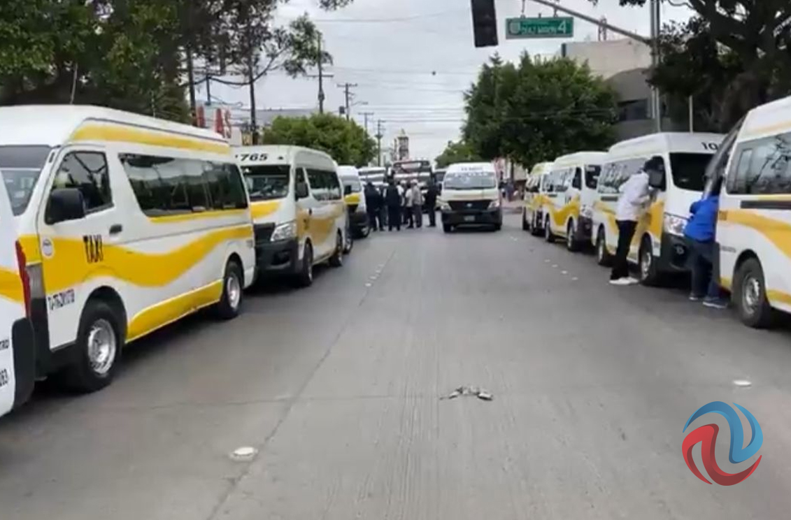Taxistas de Tijuana participan en desfile por el Día del Trabajo