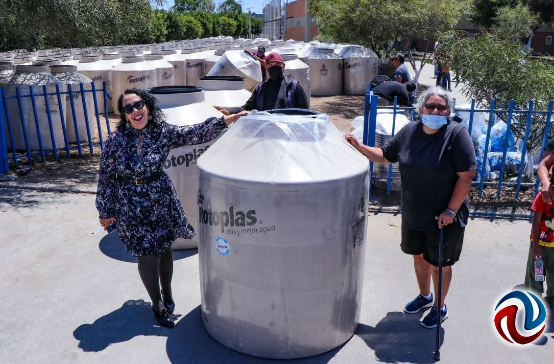 Entregan tinacos a familias de escasos recursos en Rosarito