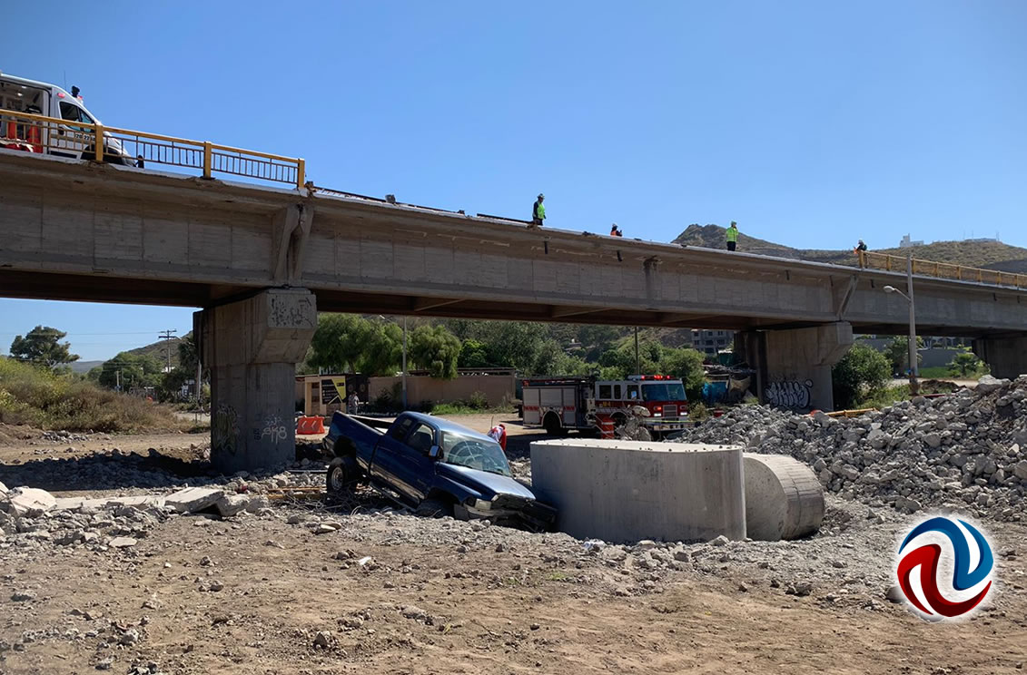 Cae conductor con camioneta en un puente de la carretera libre