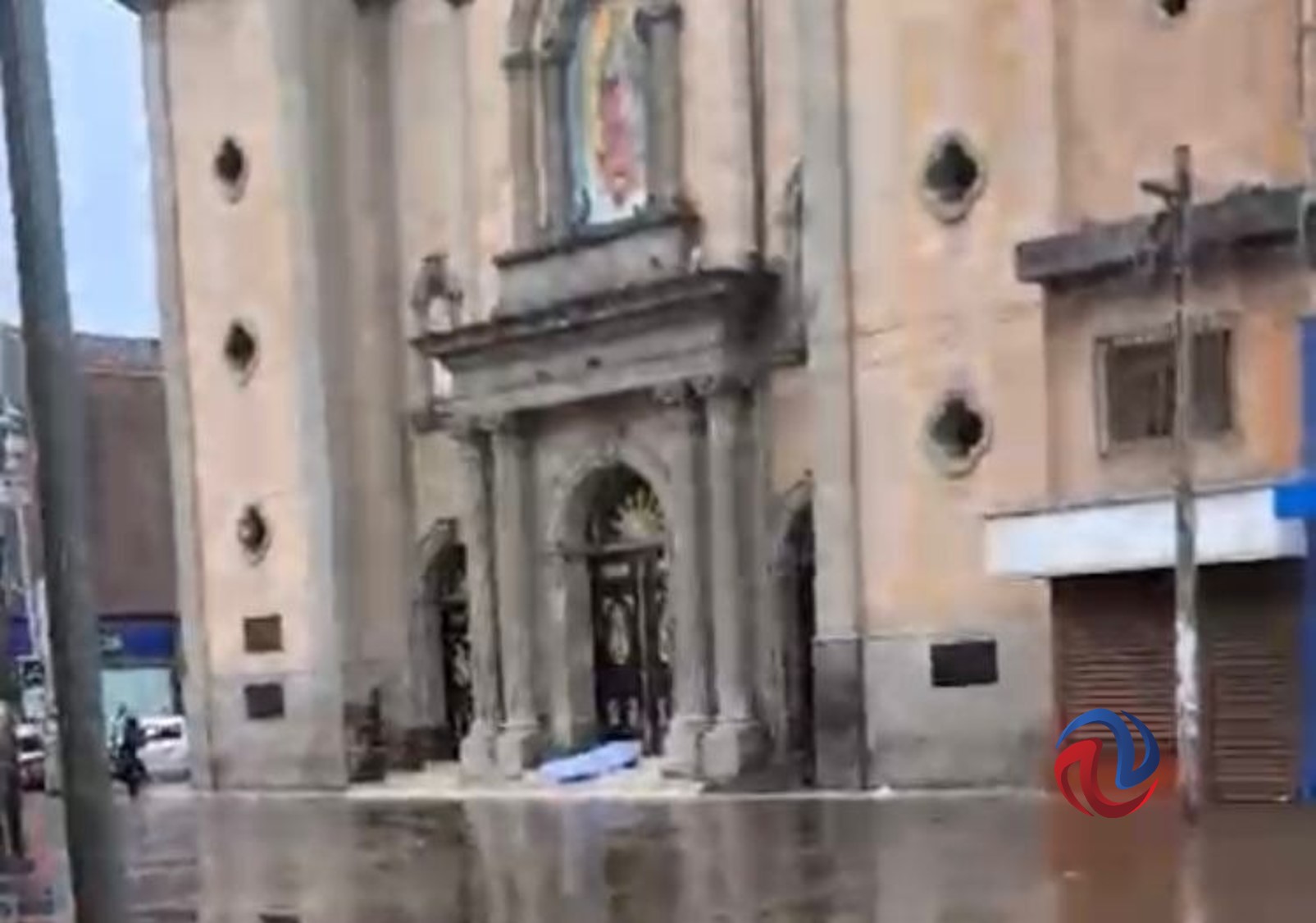 Falleció un hombre en la puerta de la catedral de Zona Centro
