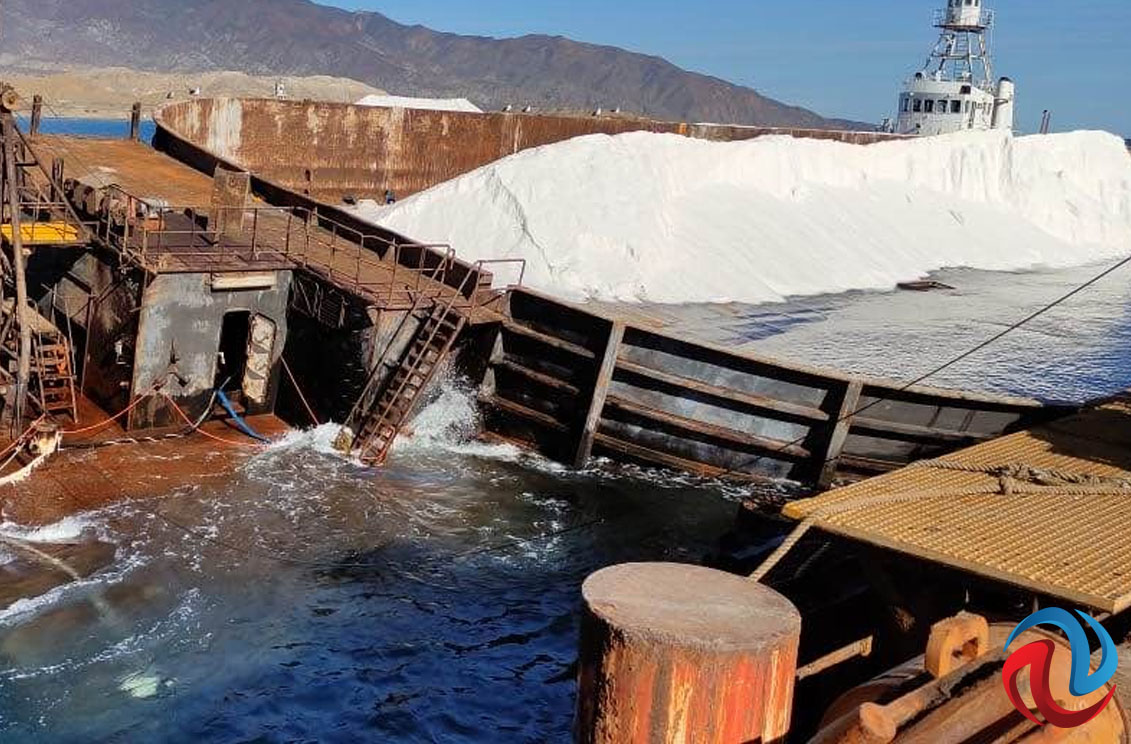 Se pierden toneladas de sal por colapso de embarcación en BCS