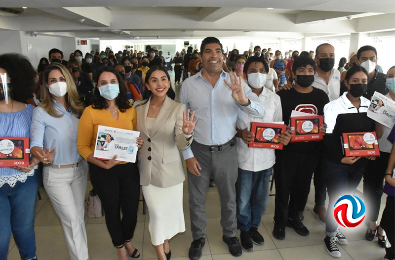 Benefician a alumnos de Ensenada con la entrega de tabletas