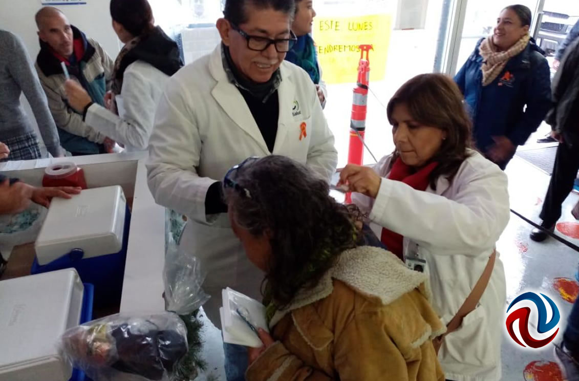 Aplican vacunas contra la influenza a indigentes