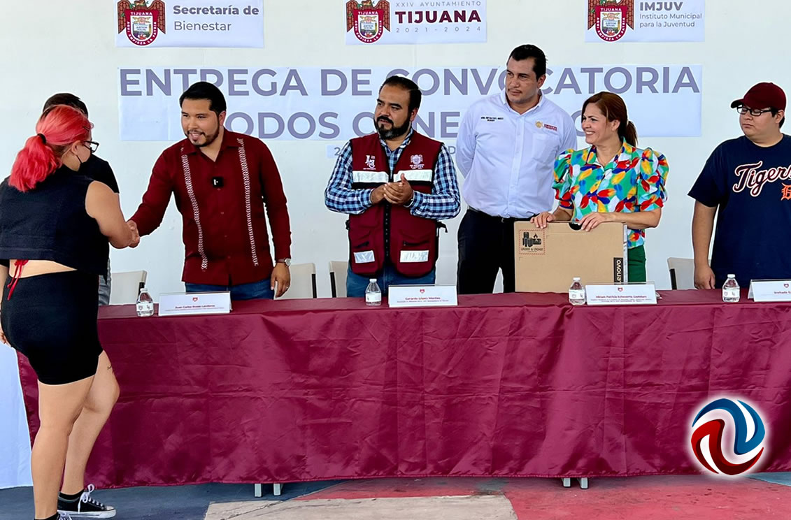 Entregaron más de cien equipos de cómputo a jóvenes universitarios