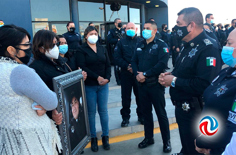 Dan último adiós a policía que murió por covid19