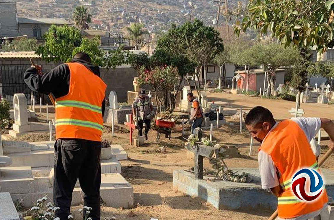 Remozaron panteones en Ensenada previo al Día de las Madres