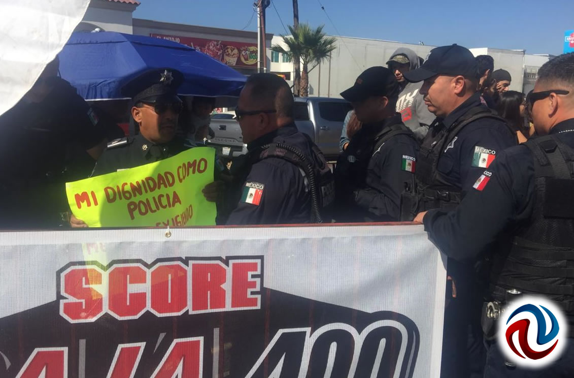 Policía de Ensenada protesta por falta de pago