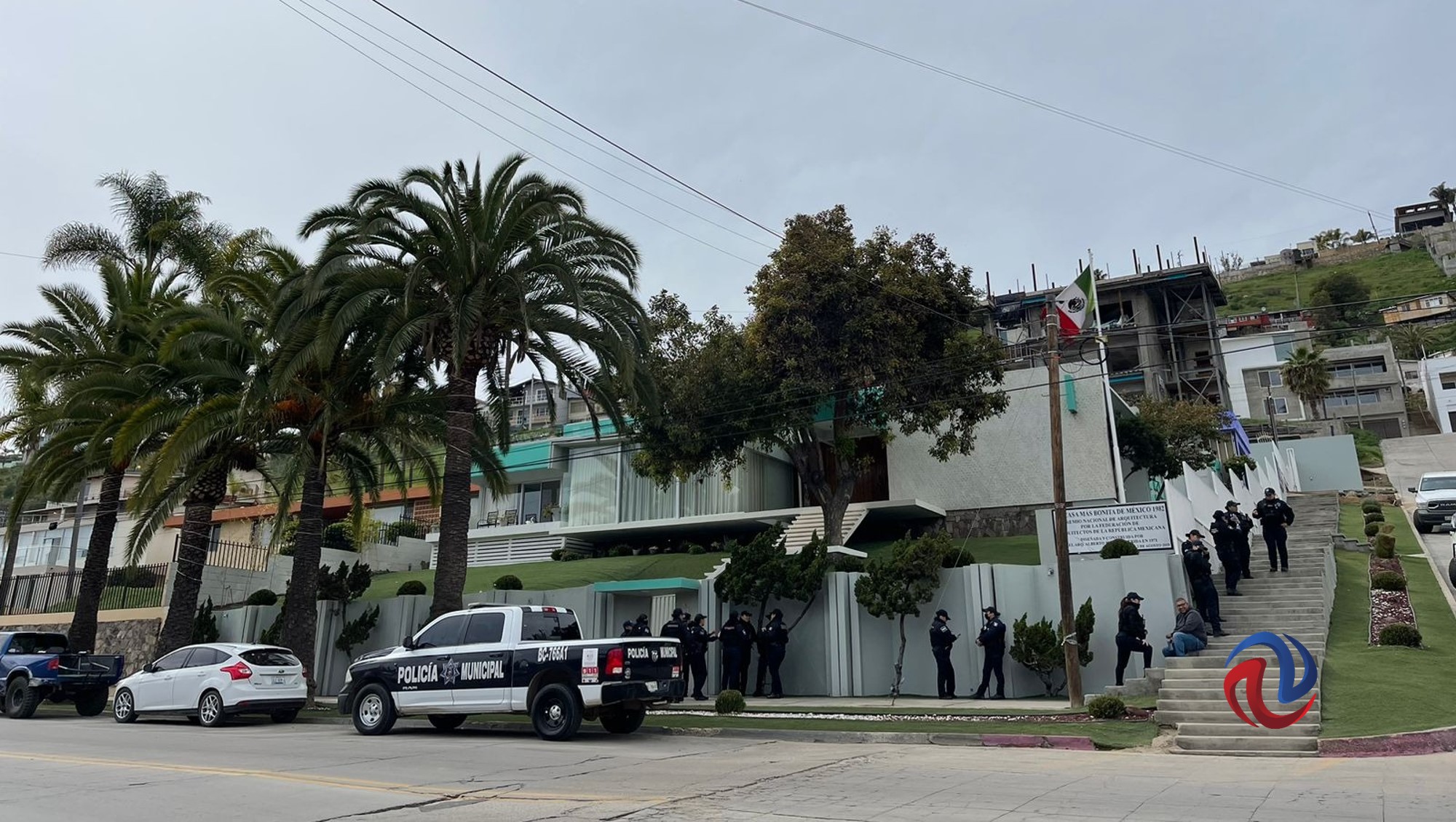 Resguardan policías mujeres casa del alcalde de Ensenada