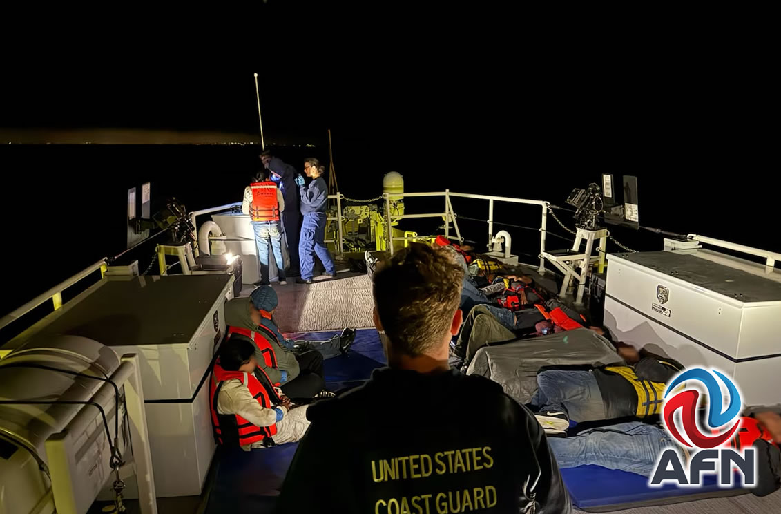 Detiene Guardia Costera de EU a 16 migrantes en una panga
