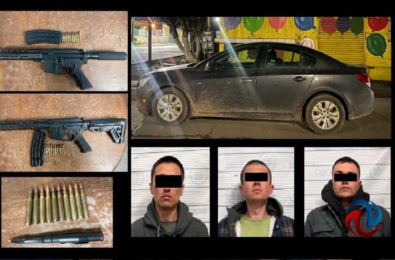 Detienen a tres hombres con dos fusiles y un auto con reporte de robo
