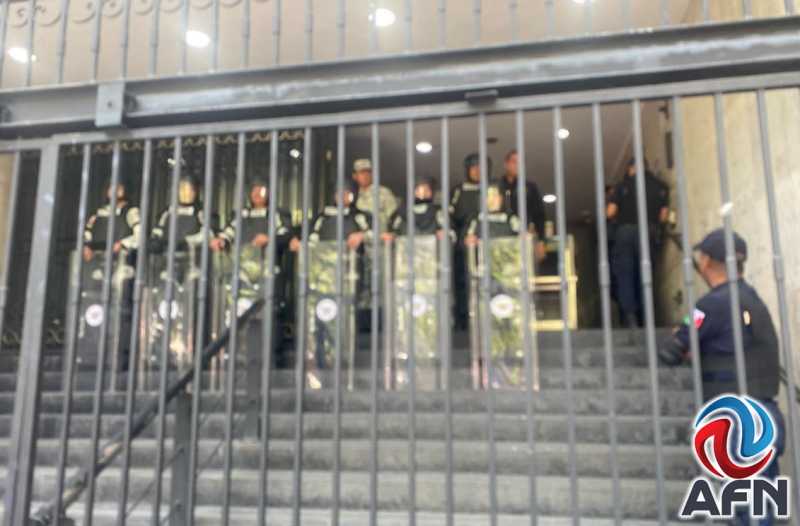 Segob Cuidan granaderos edificio de la Segob; acuden productores del campo a ...